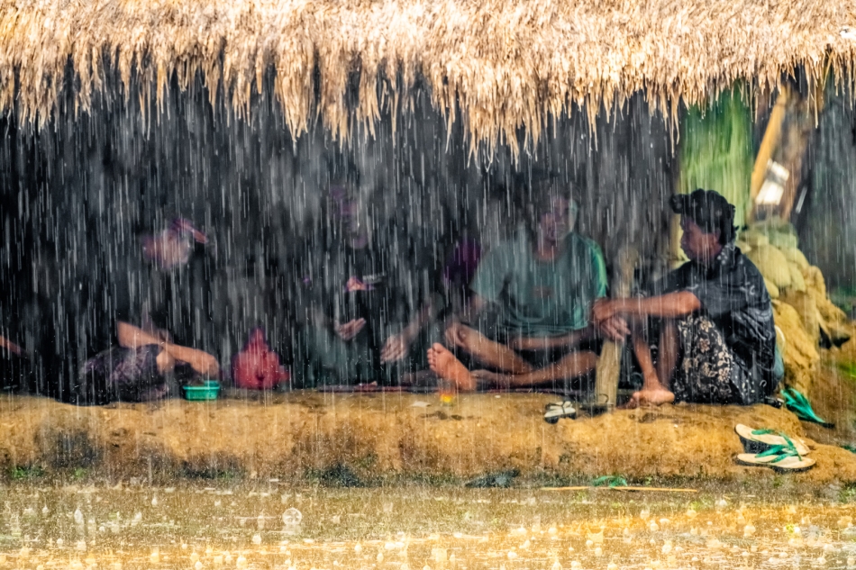jerzy_safijanski - Bezczynność. Indonezja, wyspa Lombok. Gdy pada mężczyźni zajęci są niczym, podczas gdy kobiety gotują strawę , zajmują się dziećmi, piorą i sprzątają obejścia . Zdjęcie 329689