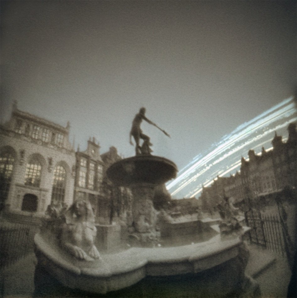 jan_kawa - Pocztówka z Gdańska. Neptun i Dwór Artusa. Aparat otworkowy wykonany z pojemniczka po kliszy, materiał światłoczuły Kodak Polymax, czas naświetlania 99 dni (26.12.2016-03.04.2017). . Zdjęcie 192783