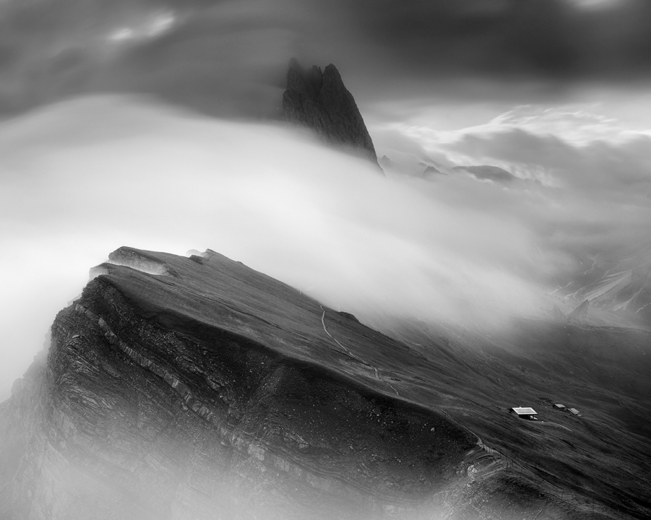 marcinkesek1987 - Seceda, Dolomity. Jeden z piękniejszych i łatwo dostępnych punktów widokowych w Dolomitach. Na szczyt można wejść pieszo, rowerowo lub wjechać kolejką. . Zdjęcie 324881