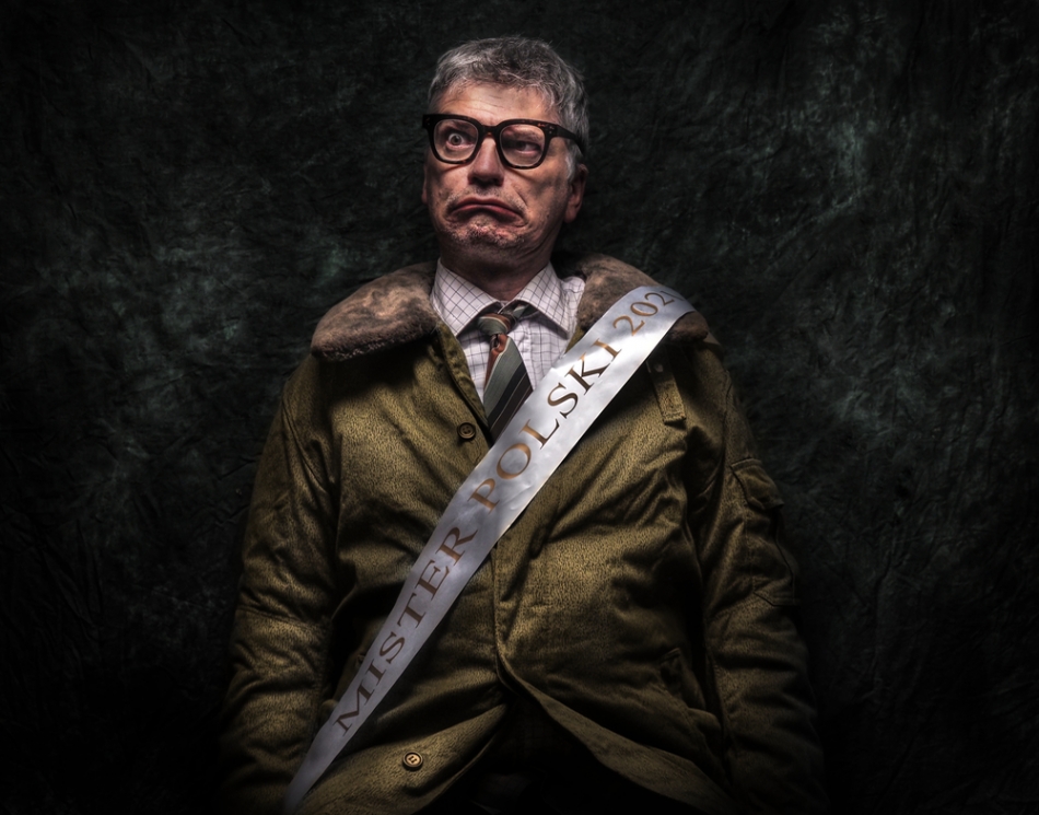 jagger - Prima Aprilis . Pan Prima Aprilis - laureat którejś edycji Gniot Model, poeta, romantyk z zawodu bezrobotny. Samotny, więc nigdy nie może dostać  się do Familiady.. Zdjęcie 323400