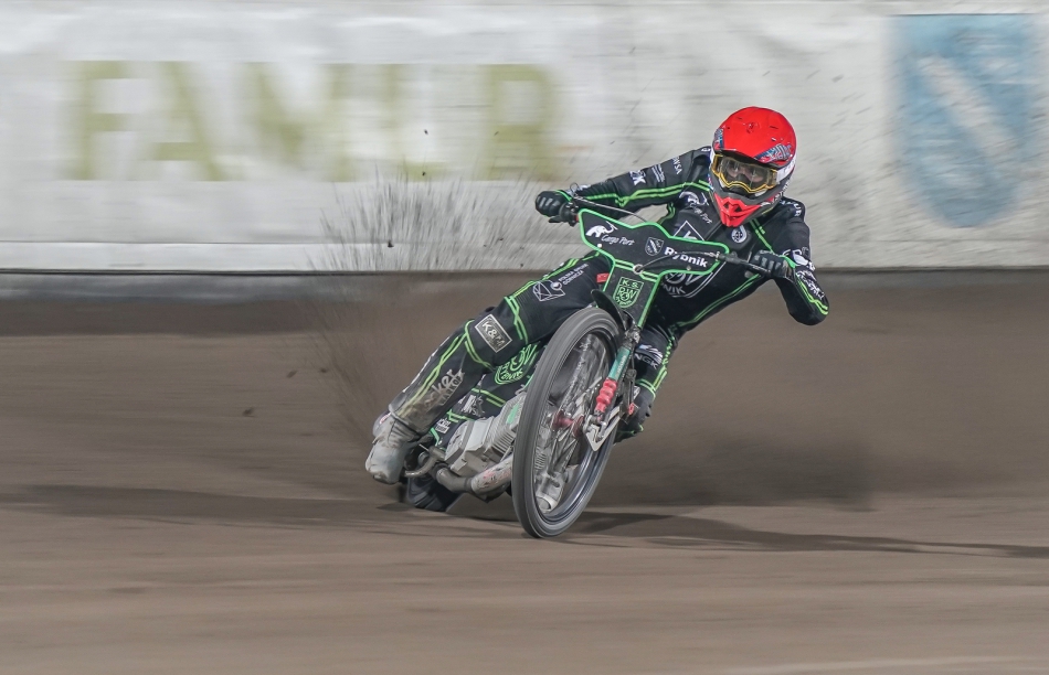 amigamedia - Meta w zasięgu.... Row Rybnik - Enea Falubaz Zielona Góra (38-52) Sony ILCE-9+Sony SEL200600G FE 200-600mm f/5.6-6.3 G OSS. Przysłona: f/6,3; Czas ekspozycji: 1/100 s; ISO: 800; Ogniskowa: 600 mm.. Zdjęcie 314032