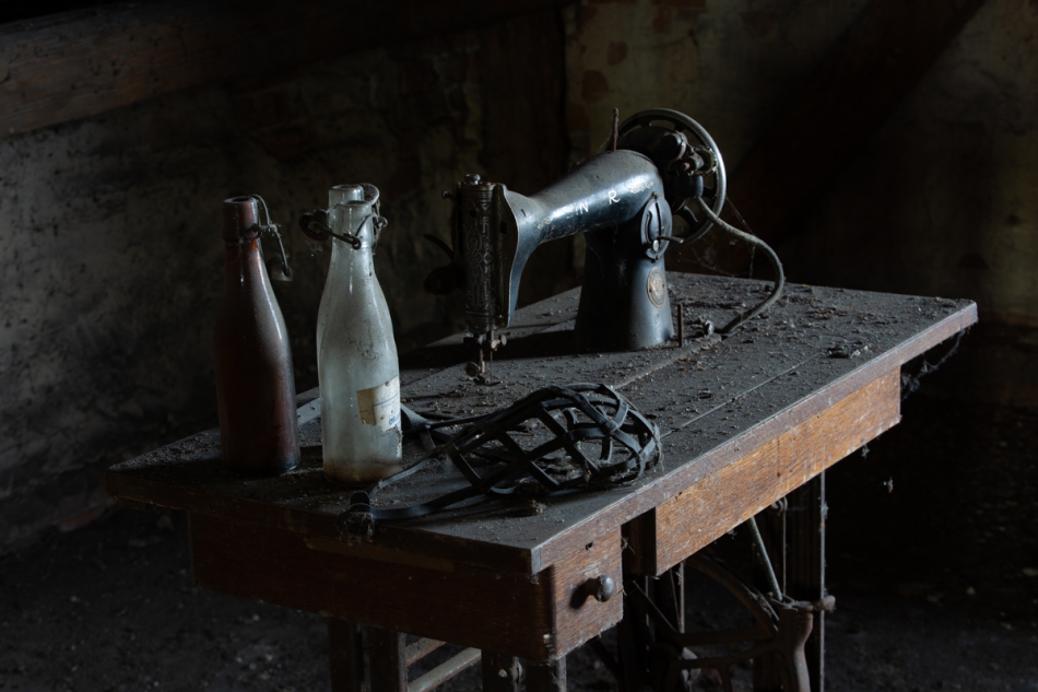 bakulok - Na strychu dziadka. Kaganiec skórzany prawdopodobnie jeszcze przedwojenny, dom powstał w 1910 roku. Butelki po pierwszej oranżadzie, maszyna do szycia na tamte czasy to cacko technologiczne.. Zdjęcie 313938