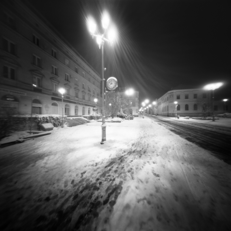 miljo77 - . fotografia otworkowa (pinhole, camera obscura)  czas naświetlania = 20 minut  skan z negatywu 6x6cm  Ilford HP5 Ilfotec DD-X. Zdjęcie 285723