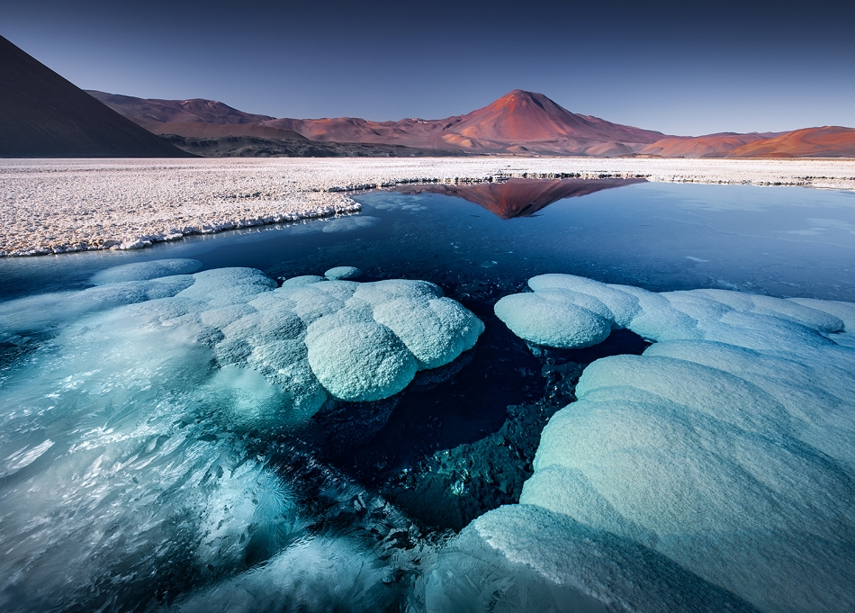 Agua Amarga. Zatopione w jeziorze solankowym kule soli na salarze. Atacama, Chile, 06.2025. Zdjęcie 334671