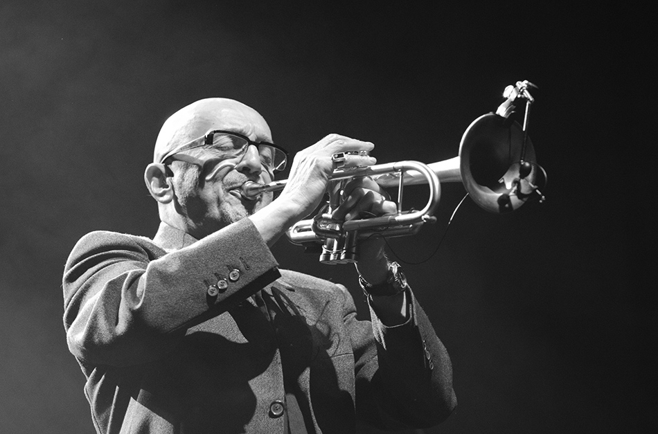 michal_w - Tomasz Stańko. Polski trębacz jazzowy. W lutym 2010 roku muzyk otrzymał nagrodę polskiego przemysłu fonograficznego Fryderyka w kategoriach: jazzowy muzyk roku i jazzowy album roku.. Zdjęcie 58465