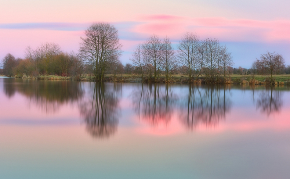 shooter76 - Dyzio Marzyciel. Położył się Dyzio na łące, Przygląda się niebu błękitnemu I marzy: Jaka szkoda, że te obłoczki płynące Nie są z waniliowego kremu... A te różowe - Że to nie lody malinowe (...)  Julian Tuwim. Zdjęcie 265664