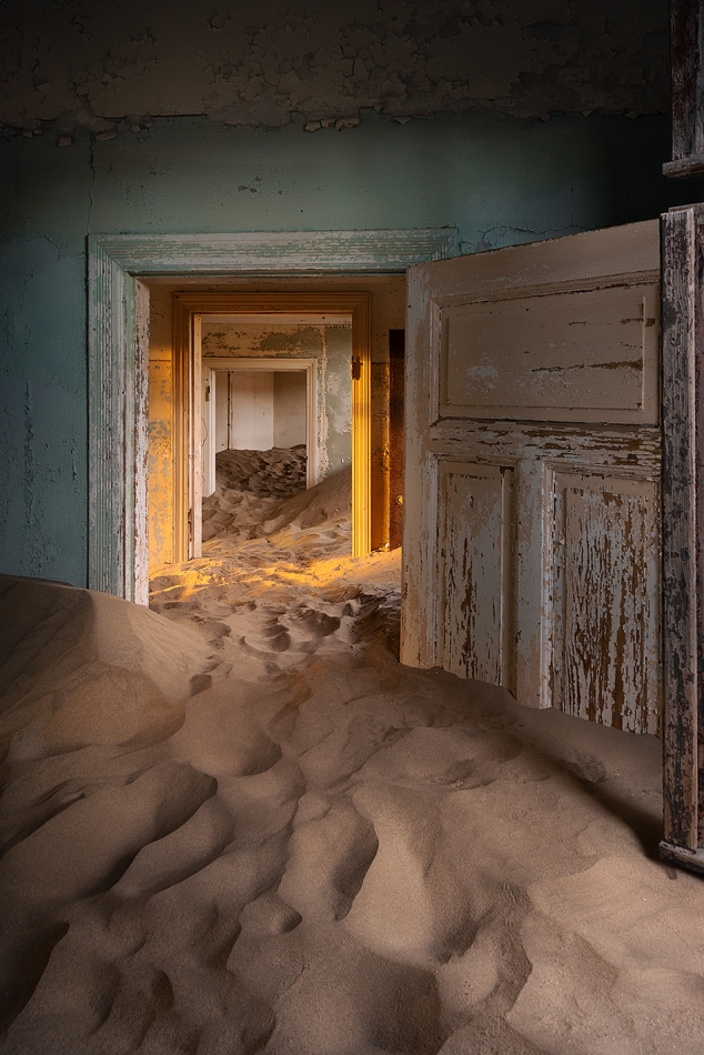 karol_nienartowicz - Kolmanskop Ghost Town. Dawne miasto górnicze przy kopalni diamentów, obecnie zasypane przez piach pustyni Namib; Namibia 07.2024 . Zdjęcie 326206