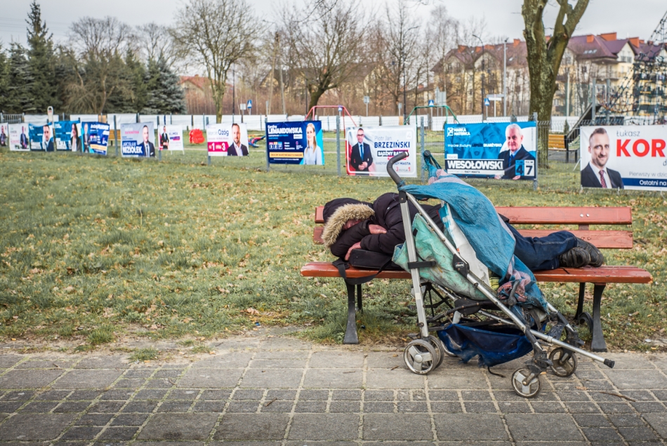 myszkin - czas wyboru. Staram się nie publikować zdjęć z osobami dotkniętymi społecznie. Tu zrobiłem wyjątek, bo wydaje mi się, że kontekst to usprawiedliwia.. Zdjęcie 323473