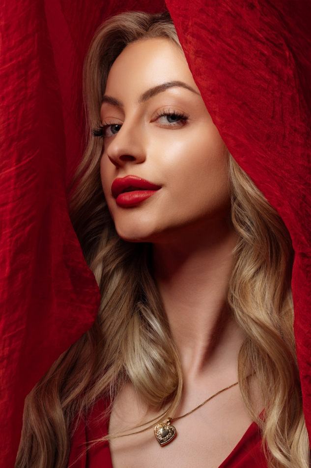 Lady in red . Studyjny portret wykonany obiektywem 70-200 i Apartem Canon r6. Zdjęcie 333628