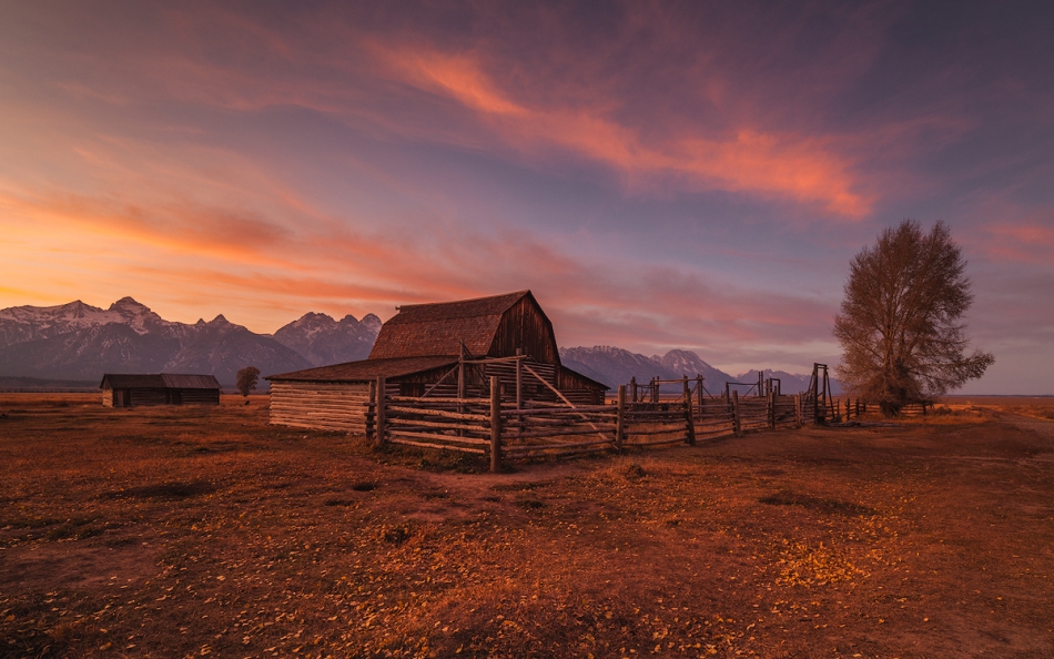 klarens - Mormon Row. Mormon Row Historic District Niesamowity, pełen kolorów zachód słońca i historyczna stodoła położona w Parku Narodowym Grand Teton, Wyoming, USA. Zdjęcie 209684
