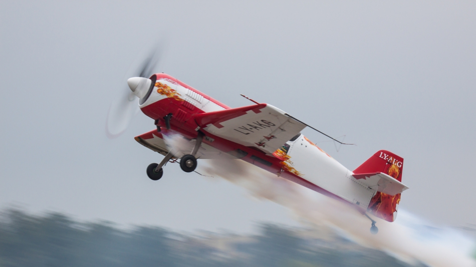 krasnolud - . Jurgis Kairys  i Su-26. Kraków 2012  Proszę PE.. Zdjęcie 259667