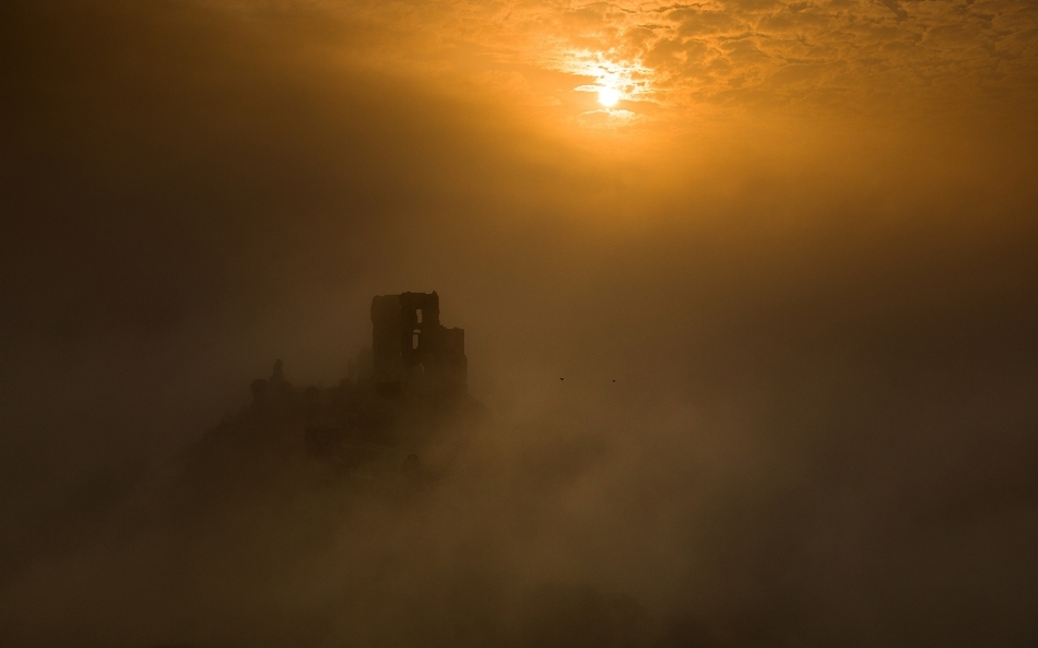 jaroslaw_ - Corfe castle . inspirowany przez Tolkiena co pomogło mu w napisaniu dwóch wież ps. te dwie kropki z przodu zamku to para gołębi :) . Zdjęcie 322235