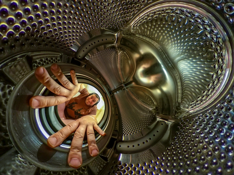 amigamedia - Teleportacja. Pierwszy Hanys w kosmosie! Jak postanowił,tak zrobił...Pierwszy udany lot,z toalety,do kuchni...A tam? Dalszy ciąg nastąpi... RICOH THETA V; Przysłona: f/2,0; Czas ekspozycji: 1/2 s; ISO: 64; Ogniskowa: 1.3 mm.Rakieta BEKO 1200 obrotów