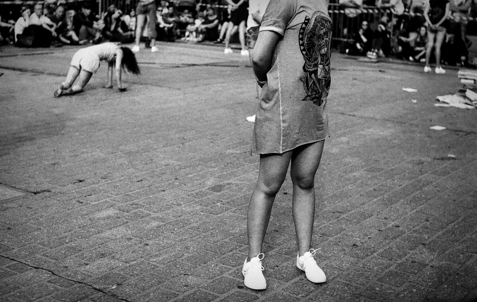 leo - (...) . Festiwal Teatrów Ulicznych  Kraków 2017  Praktica Super TL Pentacon 50mm Ilford Delta 100 skan z negatywu . Zdjęcie 199158