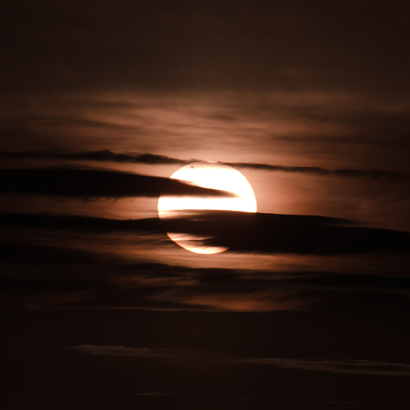skogurmadur - Run Venus-Run!. Wiem,wiem-nuda,ale jako ze jeszcze nikt nie zaprezentowal fotografii z wczorajszego zjawiska to zdecydowalem sie zamiescic cos co udalo sie wczoraj ustrzelic.Fota wykonana w +63° 51 51.92, -22° 26 39.16 o godz.22.37. Zdjęcie 61853