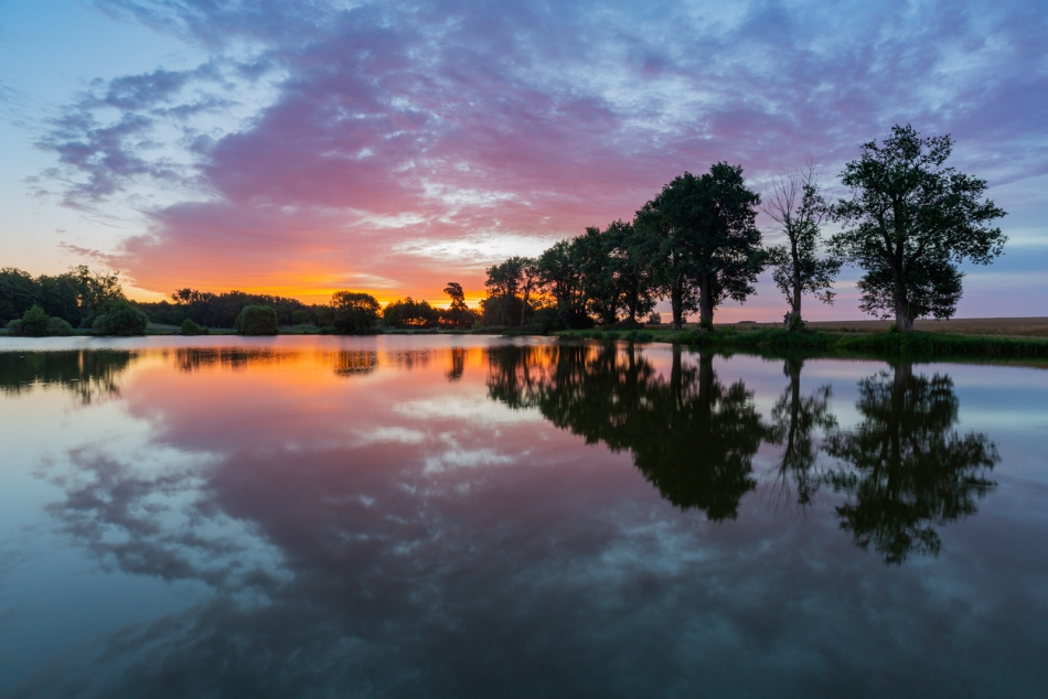 radson_foto - Wschód nad stawem. Wieś Żeromin (woj. łódzkie). . Zdjęcie 317098