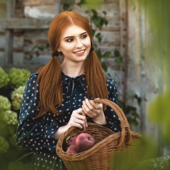 Dziewczyna z koszem w ogrodzie