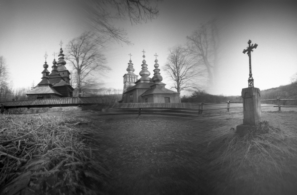 ijon_cor - . Beskid Niski. Szlak Architektury Drewnianej.  Jeden materiał światłoczuły naświetlany w trzech lokalizacjach. Na fotografii obiekty z Kotani oraz Świątkowej Małej. Fomapan 100, R09 1+25, 4min.. Zdjęcie 314456