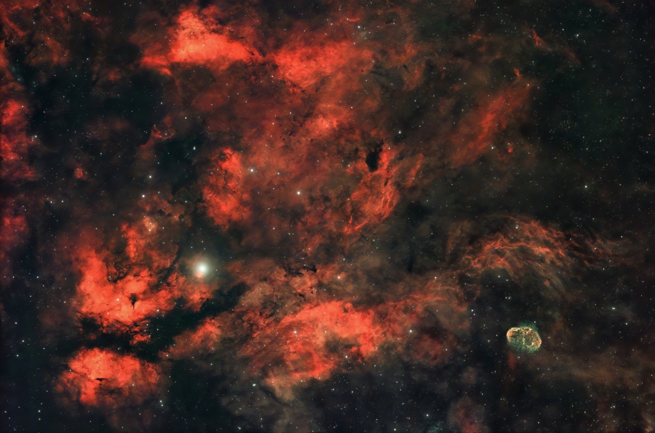 therion - Flames of Creation. Powrót w okolice Sadru. Tym razem udało mi się zebrać więcej  i umiescic w kadrze dość ciekawy obiekt. Ten kokon to NGC 6888 (Caldwell 27), za który odpowiedzialna jest bardzo agresywna gwiazda Wolf-Rayet, ale o niej innym raze