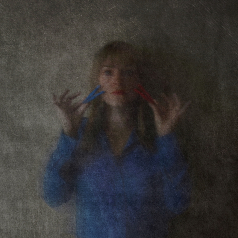 izis - Autoportret z klamerkami. pe. Zdjęcie 247172