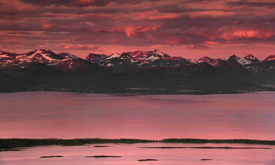 pablook - Amarantowo dzień się zaczyna.... Zapraszam na PE. Wschód widziany ze wzgórza Varden (Norwegia Środkowa). W tle Alpy Sunnmøre z 222 widocznymi szczytami górskimi. Oczywiście w kadrze tylko mały wycinek.. Zdjęcie 33081