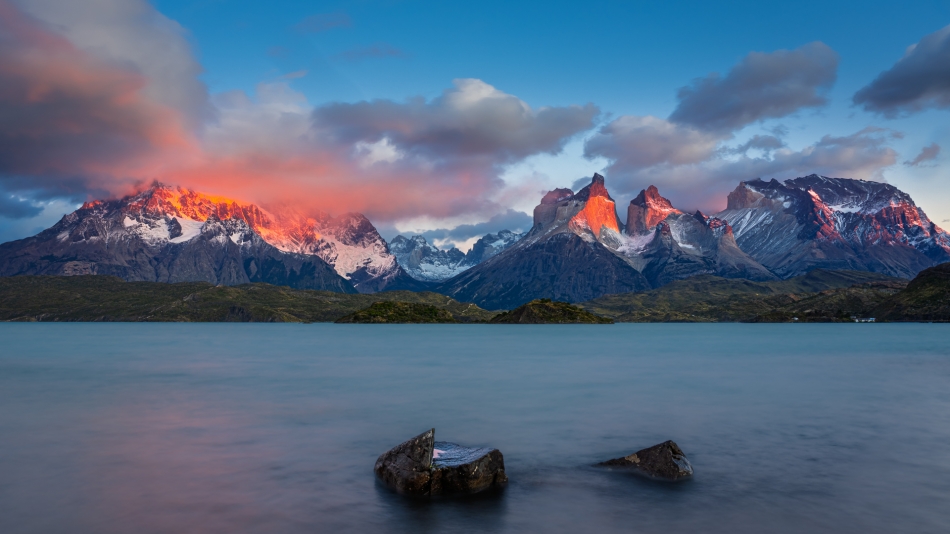 Lilen - Malowane porannym słońcem. Widok na strzeliste szczyty Cordillera del Paine z poziomu jeziora Pehoé podczas wschodu słońca to wyjątkowy spektakl. Pierwsze promienie muskają szczyty, malując je ognistą czerwienią, która kontrastuje ze śniegiem 