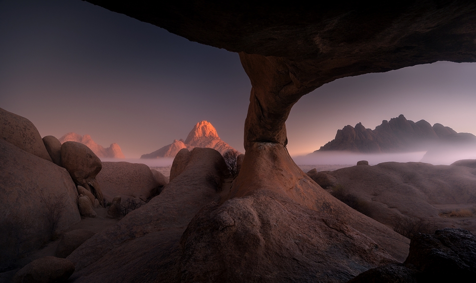 karol_nienartowicz - Poranek pod Spitzkoppe. Poranne mgły pod Spitzkoppe (1728 m) - szczytem uważanym za najpiękniejszy w Namibii! Nazywają go czasem Matterhornem Afryki, bo od jednej ze stron ma rzeczywiście podobny kształt i tak samo jak szwajcarska ikona świeci na c