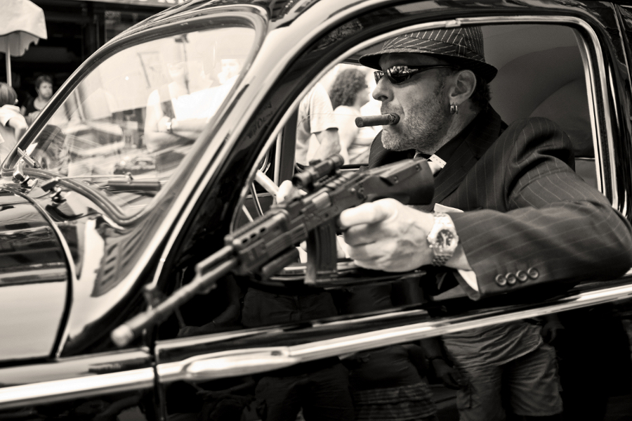 chojer - Bodyguard. Zjazd oldtimerów w niewielkiej francuskiej miejscowości Saint Jean-de-Luz. Pośród wielu fenomenalnych aut najbardziej rzucił mi się w oko olbrzymi Cadillac kierowany przez dystyngowanego starszego jegomościa. Rasowy mafioso - to było pi