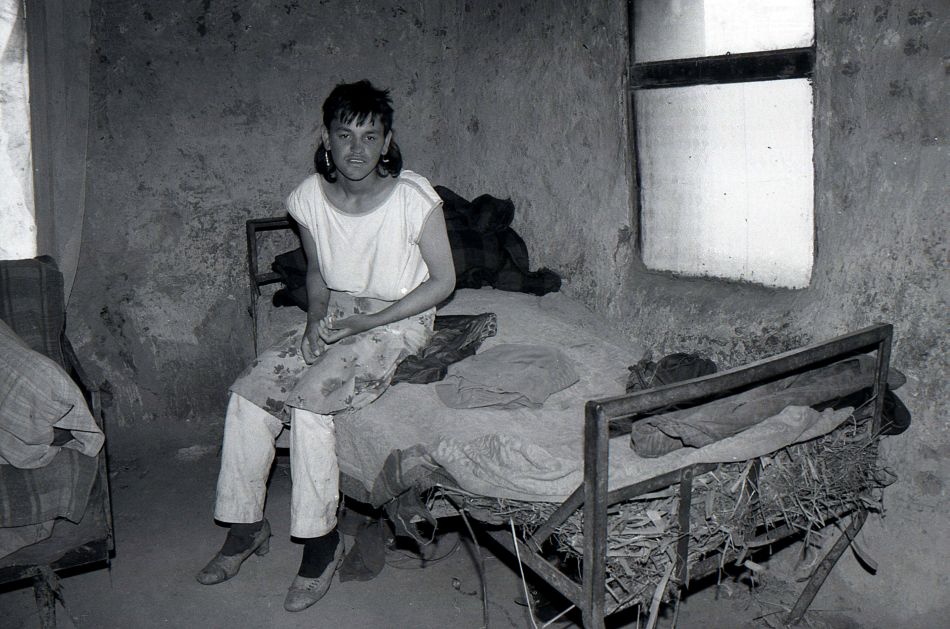 jakabtibor - My room. Girl in her room from a house in the gypsy settlement. Zdjęcie 37574