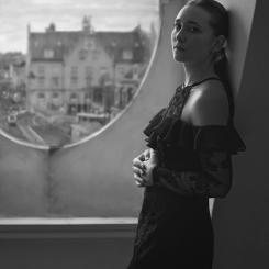 Portret kobiecy przy oknie