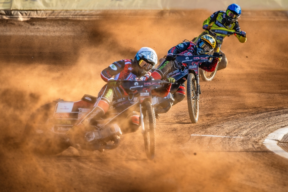 kuler - Trochę pomarańczy w czarnym sporcie. . Zdjęcie 336059