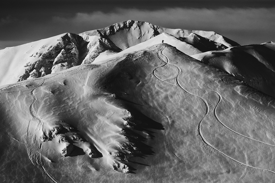 marcinkesek1987 - Wolność!. Samotny snowboardzista chwilę przed swoim zjazdem po tatrzańskich zboczach. Polecam jak zwykle na PE.. Zdjęcie 325302