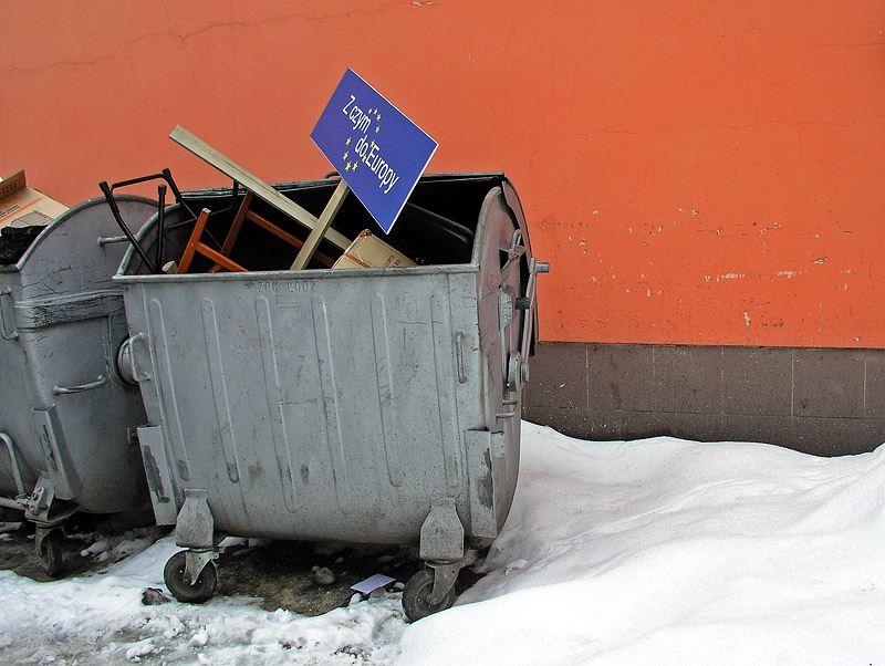 tomsza - . jakiś czas temu na zapleczu dawnej siedziby PIS w Łodzi ale chyba ciągle aktualne. Zdjęcie 292222