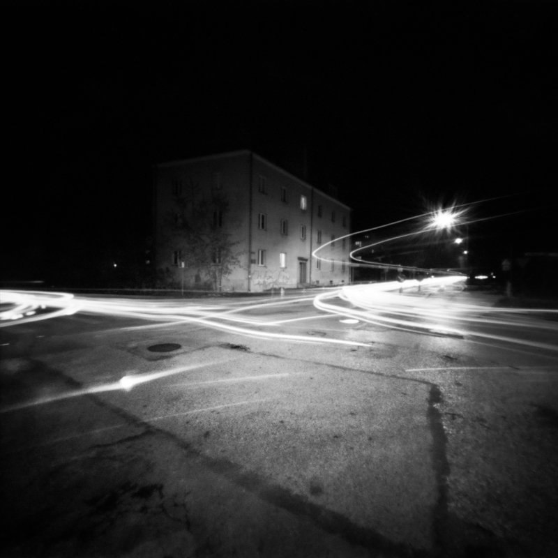 miljo77 - . Oglądaj tylko na białym tle!  fotografia otworkowa (pinhole, camera obscura)  skan z negatywu 6x6cm  Ilford HP5 Kodak HC-110. Zdjęcie 279590