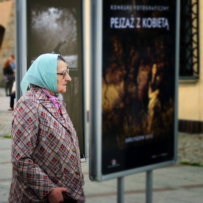 radek - Pejzaż z kobietą. Wystawa pokonkursowa o tytule jak w tytule ;) dała możliwość wykonania tej fotografii. Sytuacja niepowtarzalna. Zdjęcie 58202