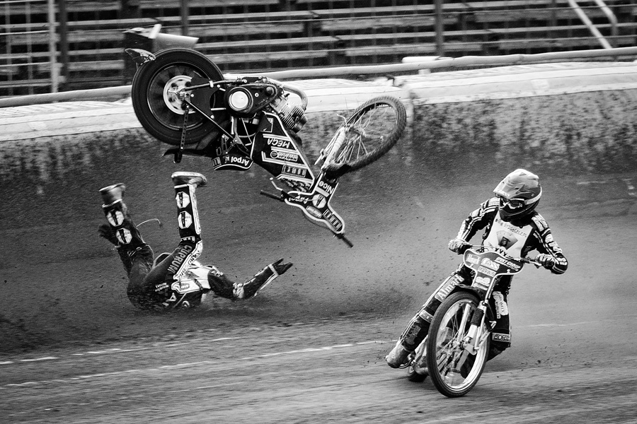 kuler - Lot (cz. 2 B&W). 27 marca 2011 roku. Kryterium Asów w Bydgoszczy. Adrian Miedziński nie opanował motocykla podczas jednego z wyścigów. Maszyna ucierpiała. Zawodnik na szczęście nie. W czerwonym kasku Damian Baliński.  Zwracam uwagę na to co sta