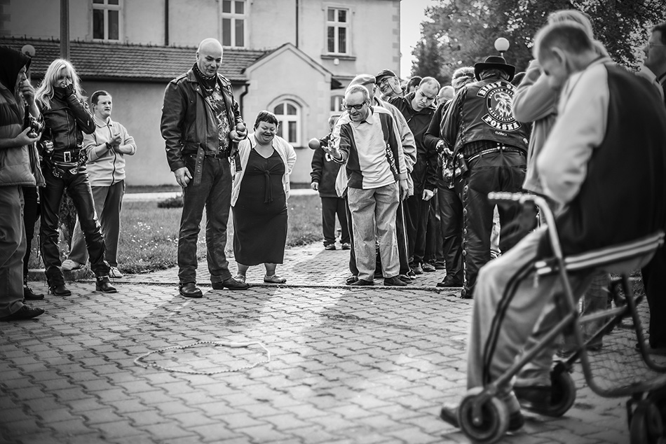 pouln - Konkurs. Bractwo Motocyklowe Bialy Orzeł kilka razy w roku odwiedza Powiatowy Dom Pomocy Społecznej. Dla niepełnosprawnych pensjonariuszy organizowane są różnego rodzaju konkursy i atrakcje.  Cz I krótkiego foto-reportażu.. Zdjęcie 104947