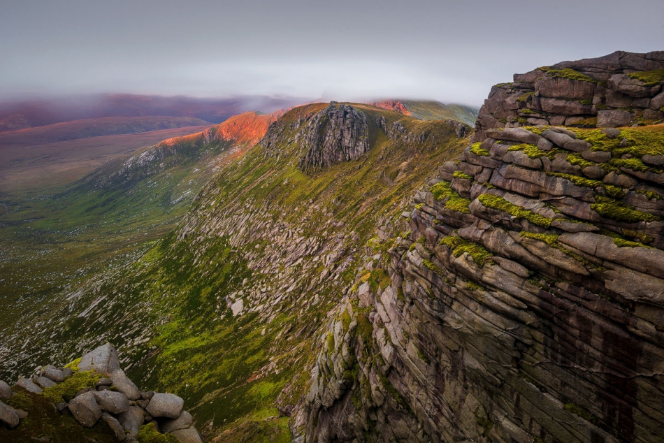 hubert_m - Beinn Nuis. Beinn Nuis 792m.  Isle Of Arran Pierwsze światełko oświetlające dolinę Glen Rosa.  PE. Zdjęcie 250185