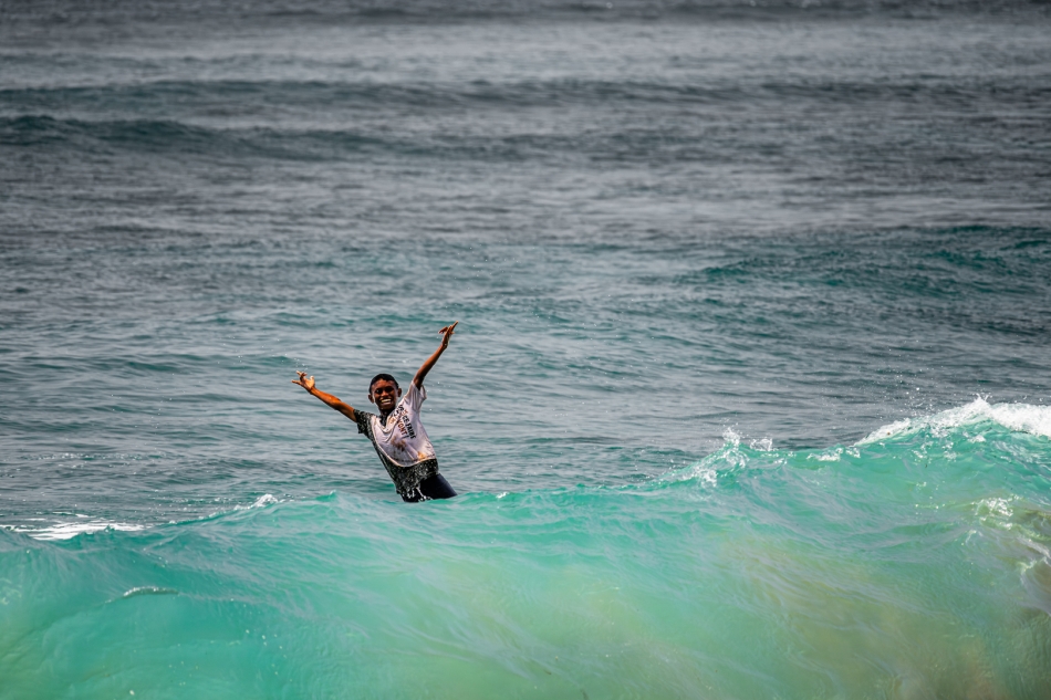 jerzy_safijanski - . Lokalni surferzy na Indonezyjskiej wyspie Sumba. Zdjęcie 329424