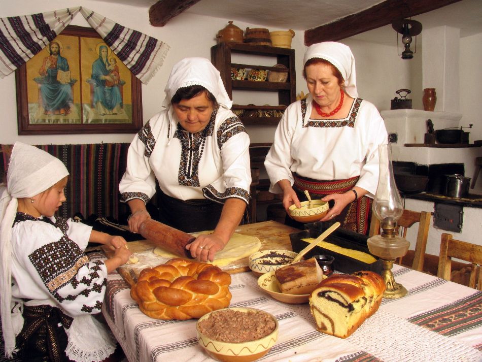 jakabtibor - Baking in Bukowina. Traditionally dressed women, baking for Easter in Bukowina.. Zdjęcie 36026