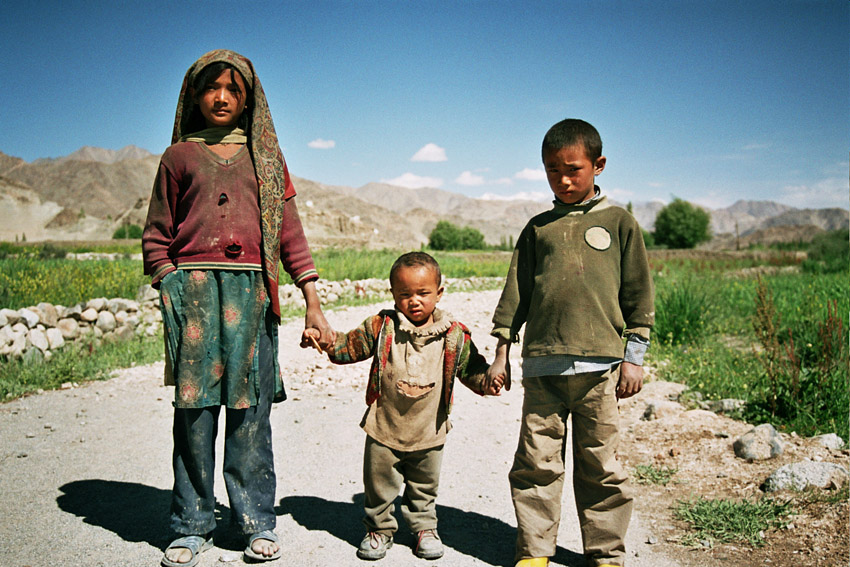 slavcic - wszystkie dzieci nasze są .... Indie, Ladakh - rodzeństwo wracające z pracy w cegielni. domostwa nie dane mi było obejrzeć. Ich rodzice pozostali przy pracy.. Zdjęcie 20946
