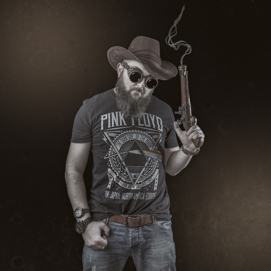 vonbitto - dozorca Texasu. był poszukiwany, jest i stróż prawa, który jest ostatnią postacią z serii ;) kiczowatość fotografii uzyskana celowo dla podkreślenia dygnitarza, który został dozorcą a nie strażnikiem Texasu ;). Zdjęcie 211146