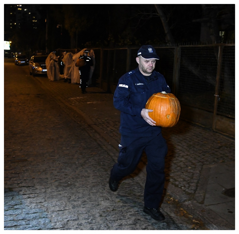 johnBoB - . W 2021.r w Halloween po domem Jarosława Kaczyńskiego na warszawskim Żoliborzu odbył się happening Lotnej Brygady Opozycji. Brygada przebrana za śmierć z kosą i dobre duszki przyszła pod willę z dyniami.Interweniowała policja.. Zdjęcie 310401