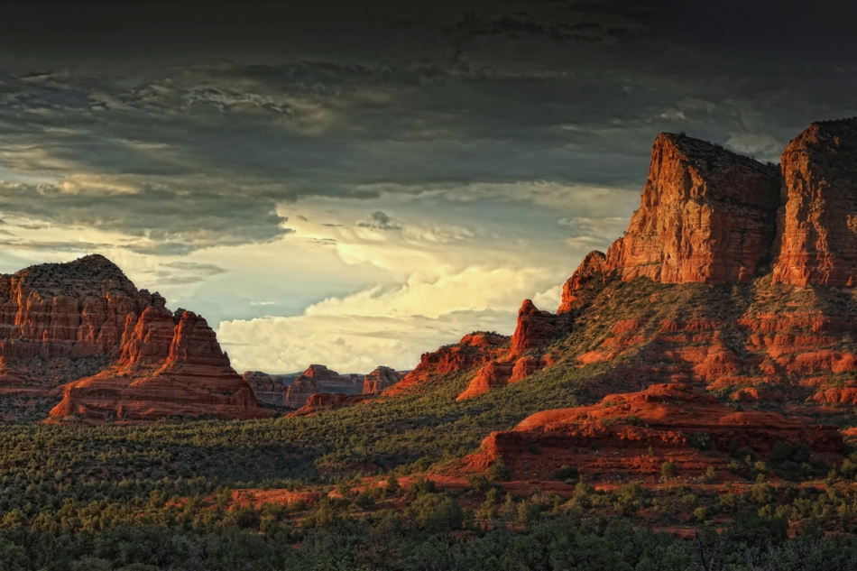 daro - Sedona. Miasto Sedona w Arizonie. Monumentalne formacje czerwonych skał, tzw. Red Rocks. To tu nagrywanych było wiele filmów m.in. Zdążyć przed północą z Robertem de Niro. Zdjęcia robione przy zachodzie słońca.. Zdjęcie 312313