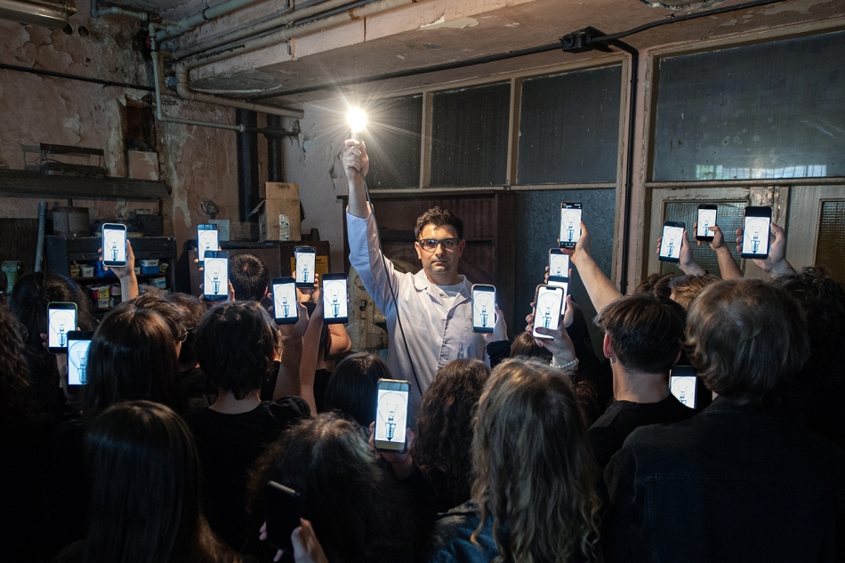 indywidualista - Świetlana droga w chemii związków glinu. Odkryto typ związków z glinem, które świecą i mają potencjalne zastosowanie w elektronice optycznej dzięki osiągnięciu maksymalnej wydajności kwantowej. Zdjęcie dra Vadima Szejko powstało z pomocą s