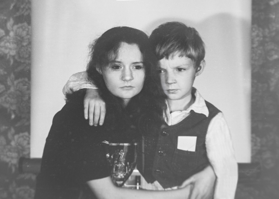 bakulok - Do dziś zawsze razem. Wyk za komuny w domowym atelier amatora w połowie lat 80, film Fotopan, aparat Zenit, lampa dwupalnikowa Łucz 70, tło ekran do filmów, wywołanie odczynnikami wyk w/g receptury z miesięcznika FOTO, skan urządzeniem reprodukcyj