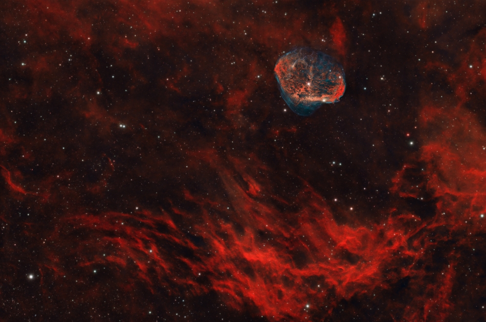 therion - The Crescent Nebula. Zanim dojdzie do wybuchu supernowej, gwiazdy Wolfa Rayeta wyrzucają z siebie gazy z ogromna prędkością. Material ten spotyka się z tym co wypluły z siebie znacznie wcześniej, tworząc widoczna na zdjęciu mgławice. Okolice Sad