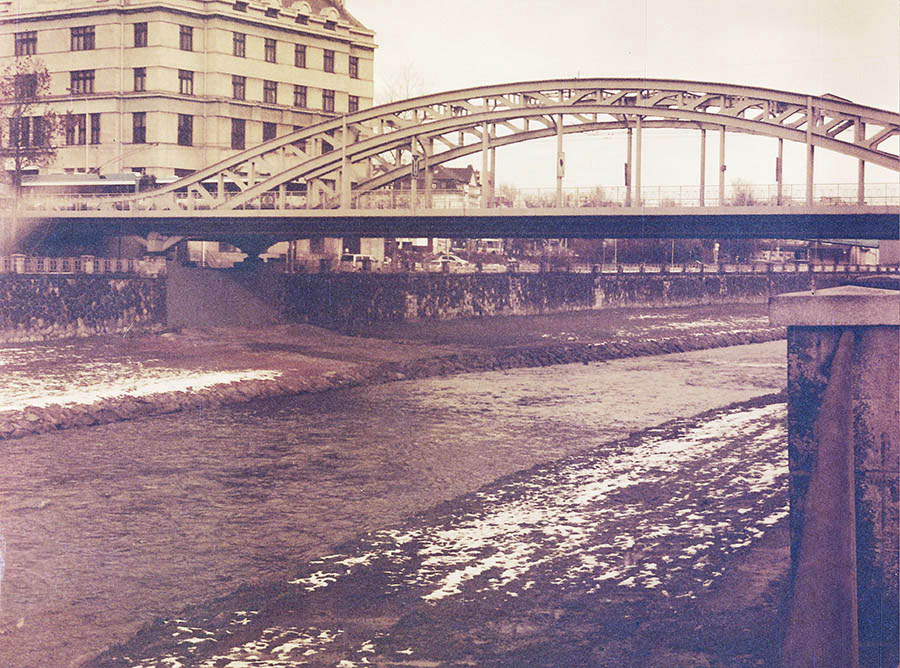 dariusz_langrzyk - Stare miasto. Stare miasto Ostrawa Czechy  Agfa Billy Clic lomo Redscale 6x4.5 kadr 100% skan. Zdjęcie 51879
