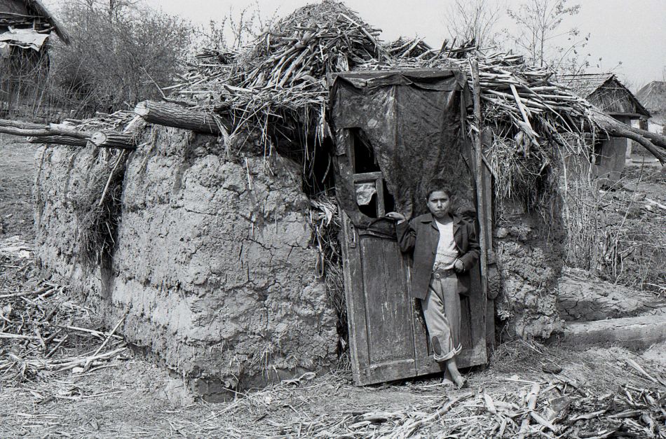 jakabtibor - My home. Gypsy boy in front of his home. The boy was proud to show me where he lives and posed in the door.. Zdjęcie 36955