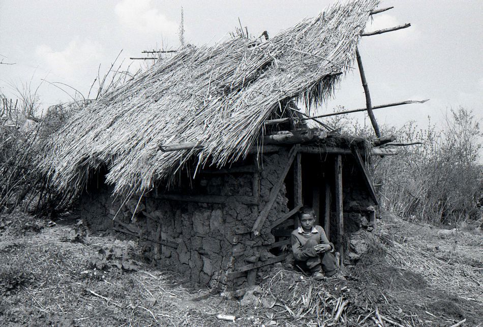 jakabtibor - Mud house. Boy in front of a mud house situated in a gypsy settlement.. Zdjęcie 35616